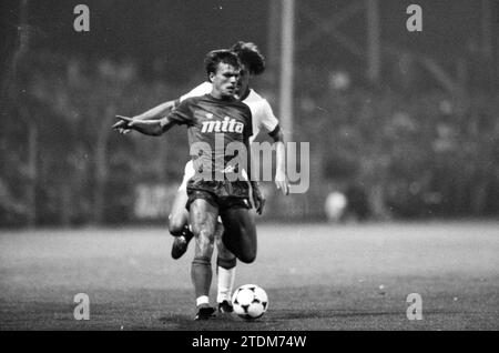 Football Haarlem - Ajax, 00-09-1983, Whizgle nouvelles du passé, adaptées à l'avenir. Explorez les récits historiques, l'image de l'agence néerlandaise avec une perspective moderne, comblant le fossé entre les événements d'hier et les perspectives de demain. Un voyage intemporel façonnant les histoires qui façonnent notre avenir Banque D'Images