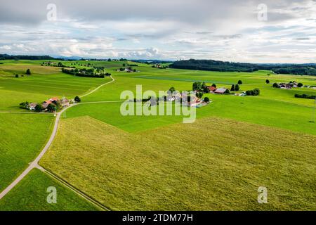 Incroyable vue aérienne large depuis le drone de la belle campagne verdoyante, des champs, des routes et des fermes. Banque D'Images