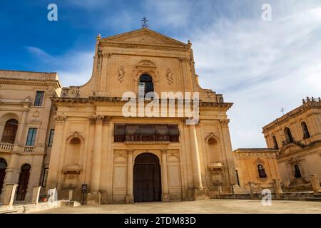 Noto - 22 novembre 2022 : vue panoramique à Noto, avec l'église San Salvatore et l'église Santa Chiara. Province de Syracuse, Sicile, Italie. Banque D'Images