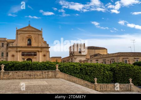 Noto - 22 novembre 2022 : vue panoramique à Noto, avec l'église San Salvatore et l'église Santa Chiara. Province de Syracuse, Sicile, Italie. Banque D'Images