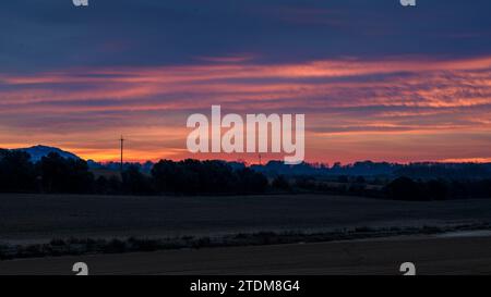 Sunrise with red sky in some Empordà fields near the Aiguamolls de l'Empordà (wetlands) (Alt Empordà, Girona, Catalonia, Spain) Banque D'Images