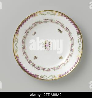 Assiette, modèle plat, appartenant à un service à motif de ruban flambé avec branches de feuilles, bouquets de fleurs et branches de fleurs dispersées, fabrication Oud -Loosdrecht, 1780 - in ou avant 1820 assiette, modèle plat, appartenant à un service de porcelaine avec un motif de ruban flambé en violet et or avec des branches de feuilles vertes, des bouquets de fleurs et des branches de fleurs saupoudrées. Borde golf clair avec décoration en or avec motif de feuilles violettes entre lesquelles motif de feuilles croisées vertes. Marqué : M.O.L. ou Amstel. Loosdrecht Amsterdam plaque en porcelaine, modèle plat, appartenant à un service de porcelaine avec un motif de ruban jeté Banque D'Images