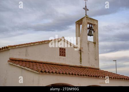 Petite église de Sant Isidre i Sant Antoni de Marzà par un matin nuageux d'automne (Alt Empordà, Gérone, Catalogne, Espagne) Banque D'Images