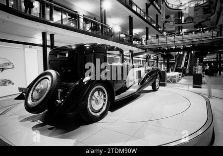 UN DES SEPT MODÈLES RÉALISÉS ENTRE 1926-1933 PAR ETTORE BUGATTI - BUGATTI ROYALE TYPE 41 - BERLIN ALLEMAGNE - ÉLÉGANCE FRANÇAISE - FILM ARGENTÉ © PHOTOGRAPHIE : F.BEAUMONT Banque D'Images