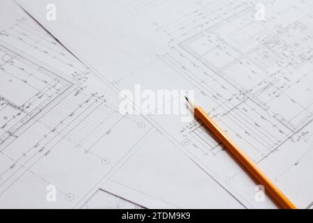 crayon et outils de bureau pour écrire sur le plan de l'industrie de la construction. Placez les rouleaux sur un bureau au-dessus du plan flou pour les indus de construction Banque D'Images