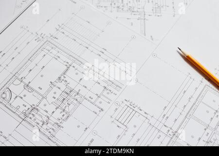 crayon et outils de bureau pour écrire sur le plan de l'industrie de la construction. Placez les rouleaux sur un bureau au-dessus du plan flou pour les indus de construction Banque D'Images