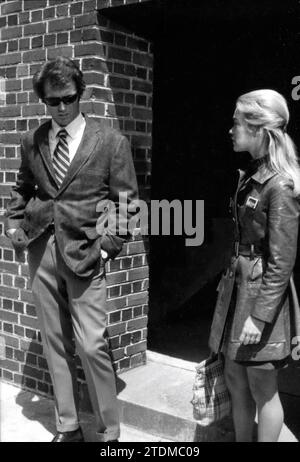 CLINT EASTWOOD et LYN EDGINGTON sur le plateau photo franche à San Francisco prise par la photographe indépendante DORIS NIEH lors du tournage de la séquence de l'hôpital pour le réalisateur de DIRTY HARRY 1971 DON SIEGEL Histoire Harry Julian Fink et Rita M. Fink musique Lalo Schifrin The Malpaso Company / Warner Bros. Banque D'Images