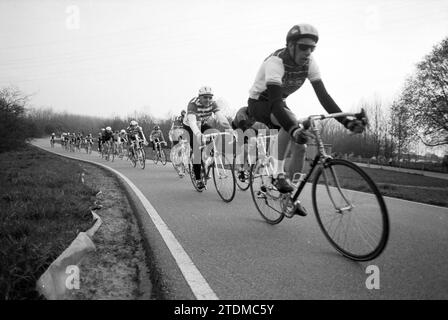 Piste cyclable à Spaarnwoude, 08-04-1991, Whizgle News from the Past, taillé pour l'avenir. Explorez les récits historiques, l'image de l'agence néerlandaise avec une perspective moderne, comblant le fossé entre les événements d'hier et les perspectives de demain. Un voyage intemporel façonnant les histoires qui façonnent notre avenir Banque D'Images