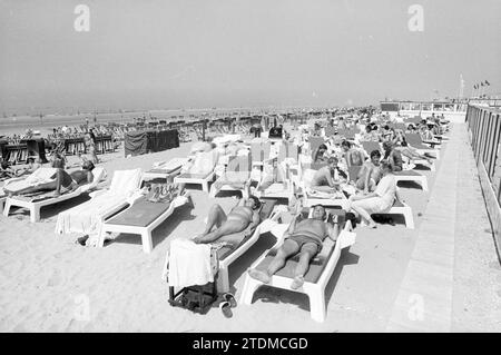 Plage animée Zandvoort, Plage et plages, Zandvoort, 29-06-1987, Whizgle nouvelles du passé, adaptées à l'avenir. Explorez les récits historiques, l'image de l'agence néerlandaise avec une perspective moderne, comblant le fossé entre les événements d'hier et les perspectives de demain. Un voyage intemporel façonnant les histoires qui façonnent notre avenir Banque D'Images