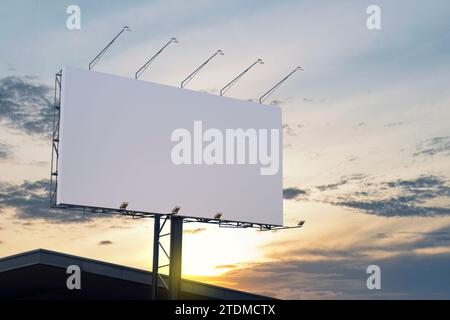 Panneau d'affichage vierge pour l'espace de copie avec arrière-plan de scène de coucher de soleil Banque D'Images