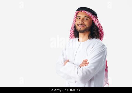 Portrait d'un jeune homme arabe portant une robe traditionnelle du Moyen-Orient thobe isolé sur blanc Banque D'Images