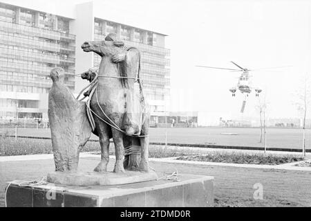 Placement de la statue 'St. Elisabeth et le Miracle Rose en hélicoptère au St. Elisabeth Gasthuis, Haarlem, Boerhaavelaan, pays-Bas, 07-12-1971, Whizgle nouvelles du passé, adaptées à l'avenir. Explorez les récits historiques, l'image de l'agence néerlandaise avec une perspective moderne, comblant le fossé entre les événements d'hier et les perspectives de demain. Un voyage intemporel façonnant les histoires qui façonnent notre avenir Banque D'Images