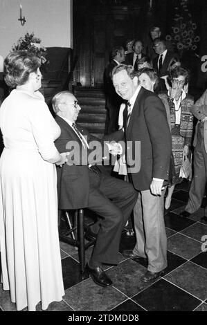 Conseiller d'adieu à la maison, Conseil municipal de Haarlem, Haarlem, pays-Bas, 01-09-1982, Whizgle nouvelles du passé, adaptées à l'avenir. Explorez les récits historiques, l'image de l'agence néerlandaise avec une perspective moderne, comblant le fossé entre les événements d'hier et les perspectives de demain. Un voyage intemporel façonnant les histoires qui façonnent notre avenir Banque D'Images