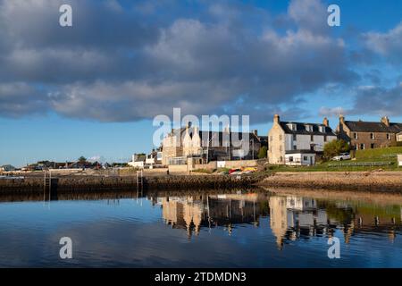 Maisons le long de Findhorn Bay dans la lumière de novembre. Findhorn, Morayshire, Écosse Banque D'Images