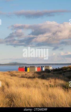 Cabanes de plage sur la plage de Findhorn. Morayshire, Écosse Banque D'Images