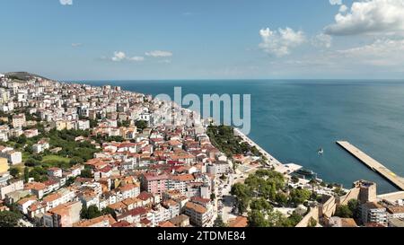 Une photo prise avec un drone de la ville de Sinop, située dans la région de la mer Noire en Turquie. Banque D'Images