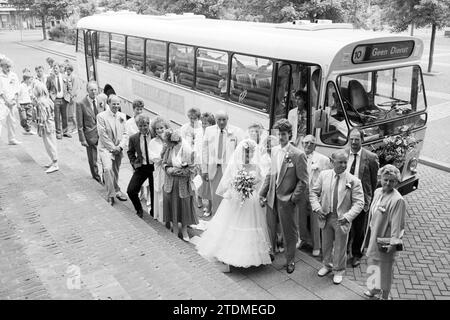 Mariage par bus blanc IJmuiden, mariage, IJmuiden, pays-Bas, 23-06-1986, Whizgle nouvelles du passé, adaptées à l'avenir. Explorez les récits historiques, l'image de l'agence néerlandaise avec une perspective moderne, comblant le fossé entre les événements d'hier et les perspectives de demain. Un voyage intemporel façonnant les histoires qui façonnent notre avenir Banque D'Images