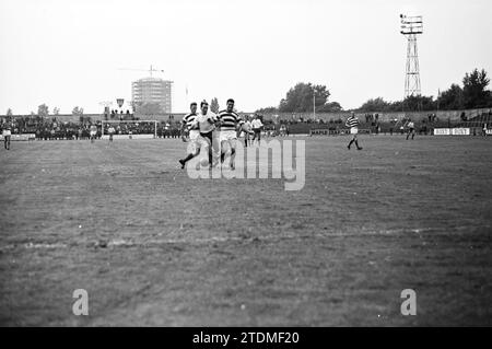 Football, Haarlem, pays-Bas, 00-00-1964, Whizgle News from the Past, taillé pour l'avenir. Explorez les récits historiques, l'image de l'agence néerlandaise avec une perspective moderne, comblant le fossé entre les événements d'hier et les perspectives de demain. Un voyage intemporel façonnant les histoires qui façonnent notre avenir Banque D'Images