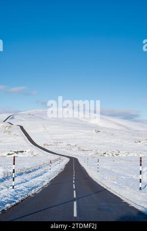 A939. Lecht Road dans la neige. Cairngorms, Highlands, Écosse Banque D'Images