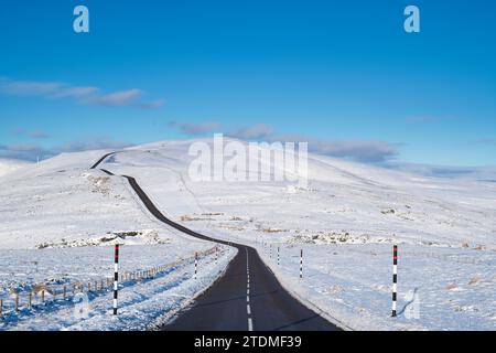 A939. Lecht Road dans la neige. Cairngorms, Highlands, Écosse Banque D'Images