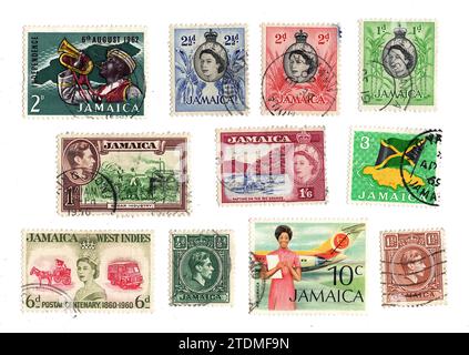 Montage de timbres-poste millésimés de Jamaïque sur fond blanc. Banque D'Images