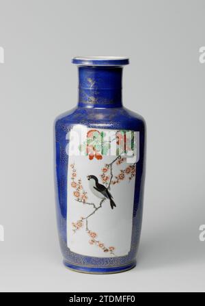 Vase cylindrique, épaulé avec poudre bleue et panneaux en réserve avec sprays de fleurs et oiseaux, anonyme, c. 1700 - c. 1724 vase cylindrique en porcelaine avec épaule inclinée, col droit et bord plat, vertical, peint en bleu sous-laque et sur la glaçure bleu, rouge, vert, jaune, noir et or. Le vase est recouvert de poudré bleu (bleu poudre) avec deux cartouches rectangulaires aux coins pressés remplies d'un oiseau sur une branche de fleur (prunus et pivoine) ; sur le bleu un décor en or de boucles avec des fleurs stylisées et deux cartouches rectangulaires aux coins écrasés, l'une remplie de roc Banque D'Images