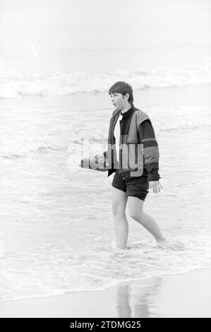 Plage animée Zandvoort, Plage et plages, Zandvoort, 06-04-1985, Whizgle nouvelles du passé, adaptées à l'avenir. Explorez les récits historiques, l'image de l'agence néerlandaise avec une perspective moderne, comblant le fossé entre les événements d'hier et les perspectives de demain. Un voyage intemporel façonnant les histoires qui façonnent notre avenir Banque D'Images