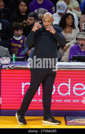 Los Angeles, États-Unis. 18 décembre 2023. Darvin Ham, entraîneur-chef des Lakers de Los Angeles, dirige lors d'un match de basket-ball NBA contre les Knicks de New York au Crypto.com Arena. Score final ; Knicks 114:109 Lakers (photo de Ringo Chiu/SOPA Images/Sipa USA) crédit : SIPA USA/Alamy Live News Banque D'Images