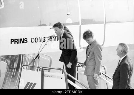 Baptême de deux avions Martinair : Prince Constantijn et Prince Johan Friso, par les deux princes, avec le réalisateur Martin Schröder, Schiphol, 20-03-1990, Whizgle News from the Past, taillé pour l'avenir. Explorez les récits historiques, l'image de l'agence néerlandaise avec une perspective moderne, comblant le fossé entre les événements d'hier et les perspectives de demain. Un voyage intemporel façonnant les histoires qui façonnent notre avenir Banque D'Images