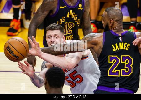 Los Angeles, États-Unis. 18 décembre 2023. Isaiah Hartenstein (L) des New York Knicks cherche à passer contre LeBron James des Los Angeles Lakers lors d'un match de basket-ball NBA à la Crypto.com Arena. Score final ; Knicks 114:109 Lakers crédit : SOPA Images Limited/Alamy Live News Banque D'Images