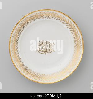 Plat avec les armoiries de Hendrik Peter Godfried Quack et Isabella Gertraud von Carnap, Etienne Blancheron, c. 1790 - c. 1800 plat en porcelaine, peint sur le glaçage avec de l'or. Sur le plat l'arme de l'alliance de Hendrik Peter Godfried Quack et Isabella Gertraud von Carnap. Le bord avec une boisson florale et une bande dorée. Un proen sur le fond. Entreprise de porcelaine : Paris (éventuellement)pays-Bas (éventuellement) porcelaine. glaçage. Or (métal) peinture / dorure / vitrification plat en porcelaine, peint sur le glaçage avec de l'or. Sur le plat l'arme de l'alliance de Hendrik Peter Godfried Quack et Isabella GER Banque D'Images