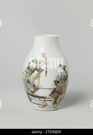 Vase ovoïde avec quatre femmes et deux enfants à une table et avec une inscription, c. 1724 vase en forme d'oeuf en porcelaine avec col large et court, peint sur la glaçure en bleu, rouge, rose, vert, jaune, violet, noir et or. Sur le mur une scène de deux femmes «Go» jouant à une table avec quatre spectateurs, deux femmes et deux enfants, à côté des spectateurs un vase à fleurs, derrière les femmes jouant une table avec des antiquités (vase avec plumes de paon, corail, sceptre, pierre musicale, brûleur d'encens), deux grands vases à côté de la table. De l'autre côté une inscription 'image d'un jeu' Go ', peinte le jour Banque D'Images