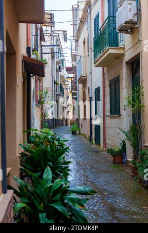 Vico Raffaele Piria, une jolie ruelle pavée à Scilla, en Calabre, dans le sud de l'Italie, par une matinée humide inopportune Banque D'Images