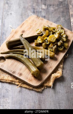 Tranches d'okra isolées sur fond blanc Banque D'Images