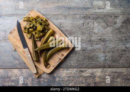 Tranches d'okra isolées sur fond blanc Banque D'Images