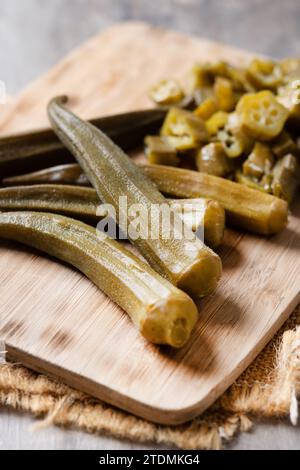 Tranches d'okra isolées sur fond blanc Banque D'Images