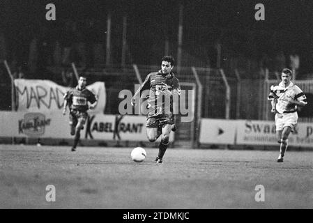 Match de football Haarlem - Zwolle, Haarlem, Jan Gijzenkade, pays-Bas, 22-10-1994, Whizgle nouvelles du passé, adaptées à l'avenir. Explorez les récits historiques, l'image de l'agence néerlandaise avec une perspective moderne, comblant le fossé entre les événements d'hier et les perspectives de demain. Un voyage intemporel façonnant les histoires qui façonnent notre avenir Banque D'Images