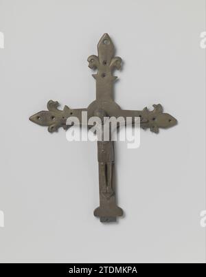 Crucifix décoré de lys français, anonyme, c. 1800 - c. 1900 la croix, dont la partie verticale inférieure a été entièrement rénovée, est décorée de lys français sur les trois autres extrémités et a une aureool poinçonnée à l'intersection. Le Christ crucifié est un faux du XIXe siècle et réalisé selon le type qui était commun en Allemagne au 12e siècle. Laiton (alliage) du nord des pays-Bas coulant la croix, dont la partie verticale inférieure a été entièrement renouvelée, est décorée de lys français sur les trois autres extrémités et a une aureool poinçonnée à l'inters Banque D'Images