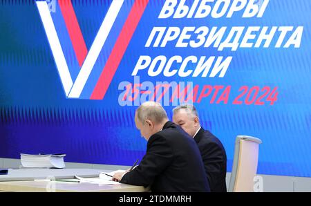 Moscou, Russie. 18 décembre 2023. Le président russe Vladimir Poutine, à droite, soumet ses documents pour être enregistré comme candidat à la prochaine élection présidentielle russe de 2024 à la Commission électorale centrale, le 18 décembre 2023 à Moscou, en Russie. Crédit : Présidence russe/Kremlin Pool/Alamy Live News Banque D'Images