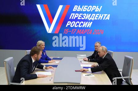 Moscou, Russie. 18 décembre 2023. Le président russe Vladimir Poutine, à droite, soumet ses documents pour être enregistré comme candidat à la prochaine élection présidentielle russe de 2024 à la Commission électorale centrale, le 18 décembre 2023 à Moscou, en Russie. Crédit : Présidence russe/Kremlin Pool/Alamy Live News Banque D'Images