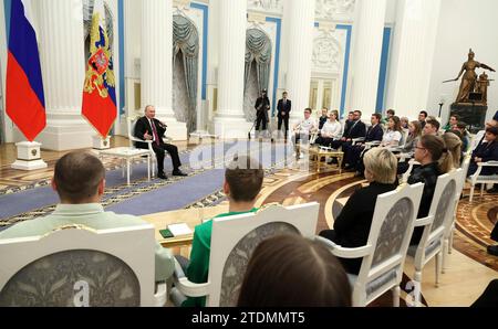 Moscou, Russie. 18 décembre 2023. Le président russe Vladimir Poutine, à gauche, rencontre les vainqueurs et les mentors du championnat national d’habiletés professionnelles au Kremlin, le 18 décembre 2023 à Moscou, en Russie. Crédit : Présidence russe/Kremlin Pool/Alamy Live News Banque D'Images