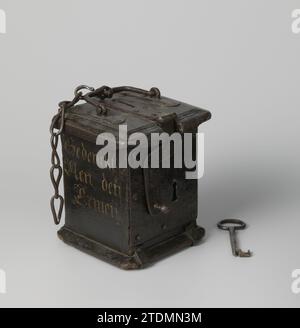 Bloc sacrifice de chêne peint, anonyme, bloc sacrifice 1671 de chêne peint. Le bloc repose sur un socle carré et est fermé par un couvercle soufflant. L'avant est complètement recouvert par une plaque de serrure en fer avec des clous sur la serrure pivotante, qui a un trou de serrure et une entrée pour un vol qui est relié au moyen d'une charnière à la sangle de fer reliée sur le couvercle dans lequel une fente. Gauche et droite de ces deux pneus de fer étroits qui sont reliés par une poignée sur laquelle une chaîne pend et le bas du bloc. Sur les côtés et au dos, il est écrit : Remembers Den Armen, 1671. Bois du nord des pays-Bas (plan Banque D'Images