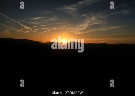 Vue sur la vallée environnante et les collines de la Serrania de Ronda, Malaga au coucher du soleil Banque D'Images