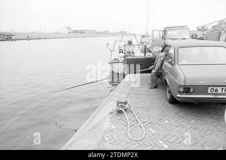 L'homme pêche Loskade IJmuiden, pêche et autres, poissonniers, pêche, IJmuiden, Loskade, pays-Bas, 01-07-1988, Whizgle News from the Past, taillé pour l'avenir. Explorez les récits historiques, l'image de l'agence néerlandaise avec une perspective moderne, comblant le fossé entre les événements d'hier et les perspectives de demain. Un voyage intemporel façonnant les histoires qui façonnent notre avenir Banque D'Images