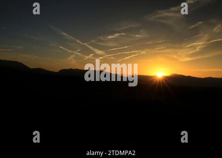 Vue sur la vallée environnante et les collines de la Serrania de Ronda, Malaga au coucher du soleil Banque D'Images