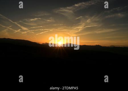 Vue sur la vallée environnante et les collines de la Serrania de Ronda, Malaga au coucher du soleil Banque D'Images