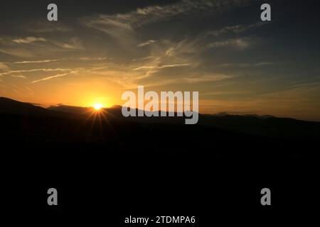 Vue sur la vallée environnante et les collines de la Serrania de Ronda, Malaga au coucher du soleil Banque D'Images