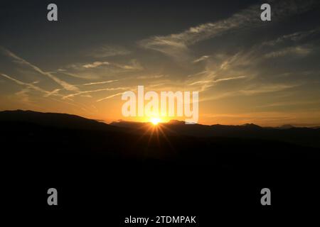 Vue sur la vallée environnante et les collines de la Serrania de Ronda, Malaga au coucher du soleil Banque D'Images