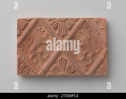 Pierre à entendre avec représentation de deux lions grimpants, c. 1875 - c. 1900 Pierre à entendre avec représentation de deux lions grimpants, placée dans une fenêtre profilée. Les demi-fenêtres en haut et en bas sont remplies de motif d'étoile. Terre-Bas faïence pierre d'audition avec représentation de deux lions grimpants, placée dans une fenêtre profilée. Les demi-fenêtres en haut et en bas sont remplies de motif d'étoile. Faïence néerlandaise Banque D'Images