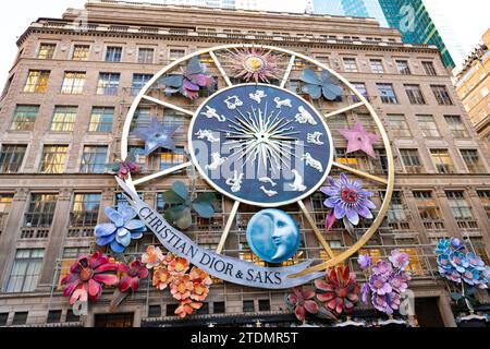 New York City, USA - 11 novembre 2023 : Christian Dior et Saks Fifth Avenue avec décoration d'horloge à Manhattan Banque D'Images